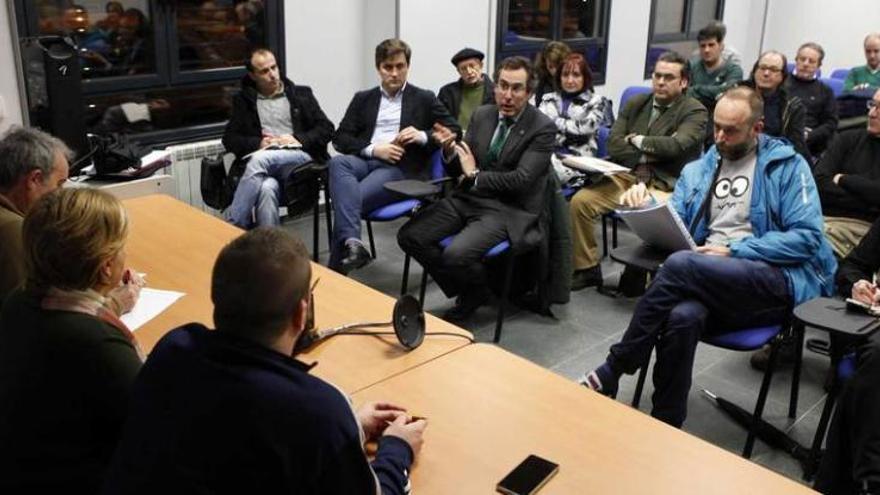 Representantes de los grupos municipales, debatiendo con miembros directivos de la FAV, ayer, en la reunión.