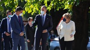 El presidente del Gobierno, Pedro Sánchez, junto al rey Felipe VI y Angela Merkel, a su llegada al Real Monasterio de Yuste para asistir a la entrega de la XIV edición del Premio Europeo Carlos V, otorgado a la cancillera alemana, Angela Merkel, este 14 de octubre de 2021 en Cuacos de Yuste, Cáceres.