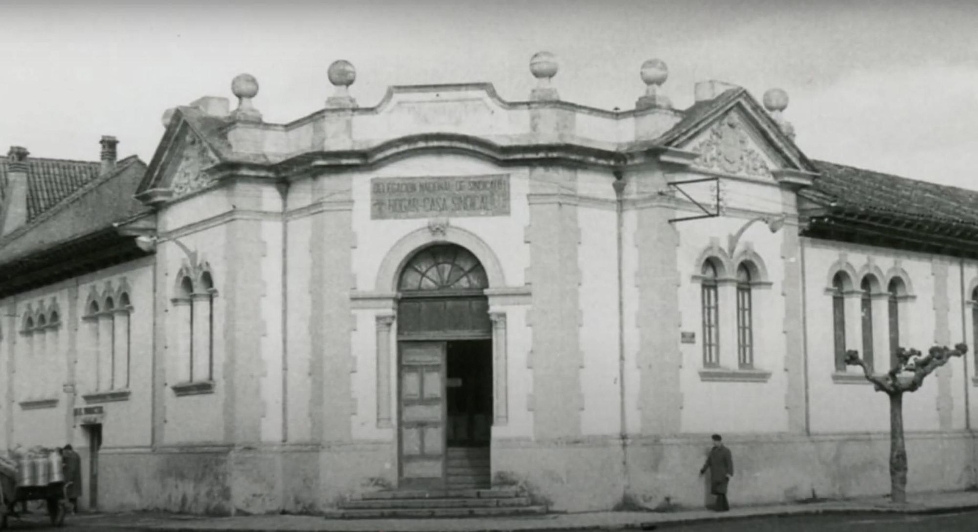 Exterior del Ateneo Obrero de Villaviciosa en 1953