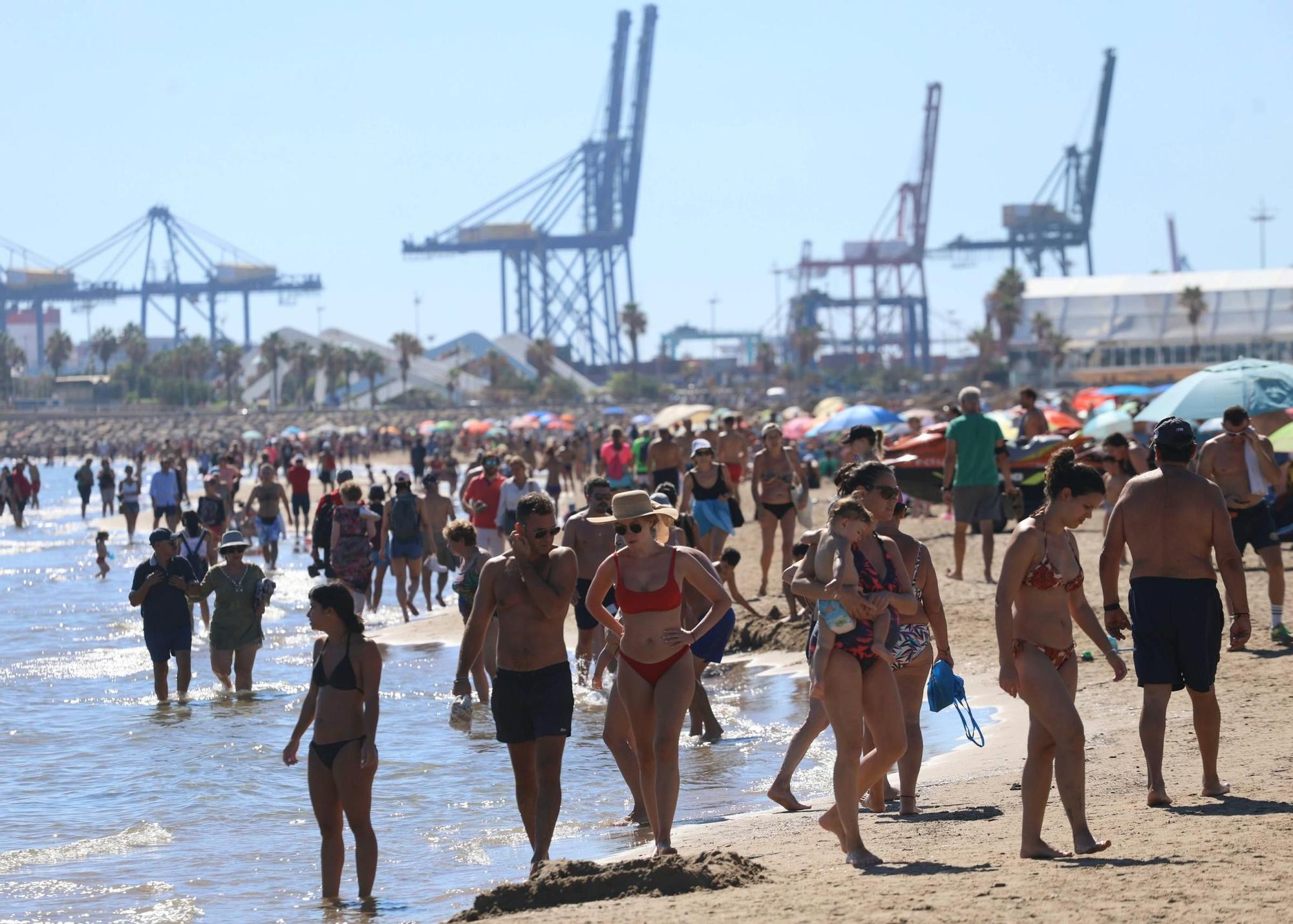 El buen tiempo llena la playa de la Malvarrosa en València