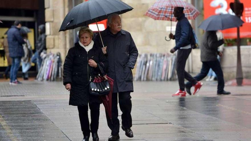 Gente paseando por Pontevedra con paraguas. // Gustavo Santos