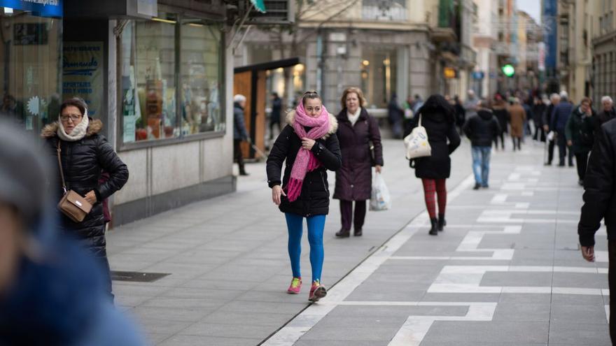 Varias personas caminan por la calle, abrigadas, en el día de ayer. | Emilio Fraile