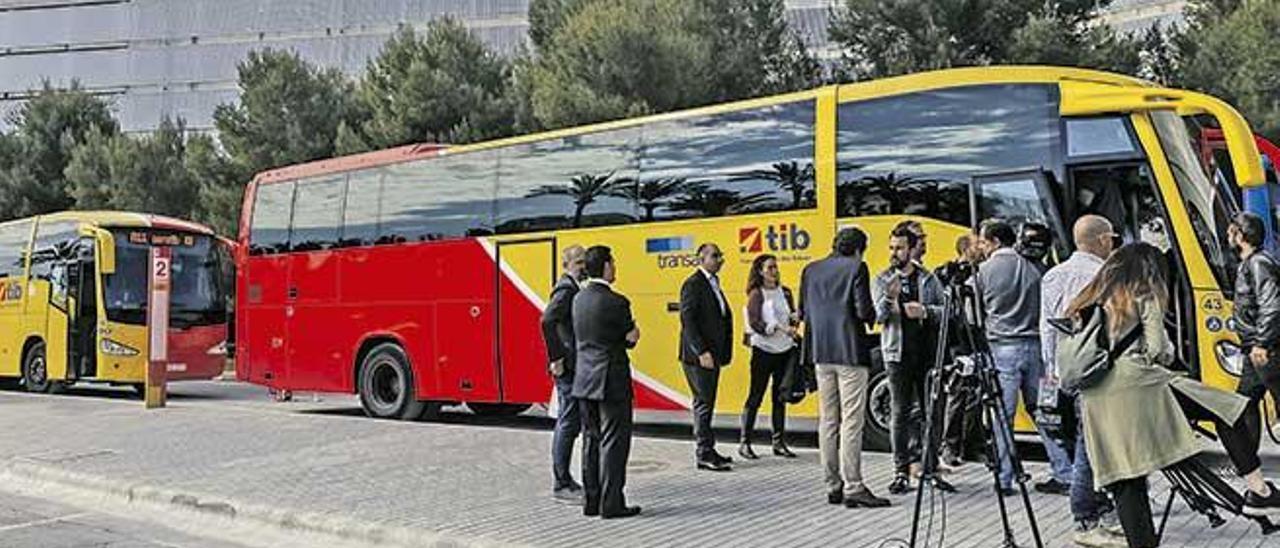 Imagen de dos autobuses del TIB correspondientes a la nueva línea del aeropuerto.