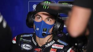 El catalán Maverick Viñales, en el box de Yamaha, en Motorland.