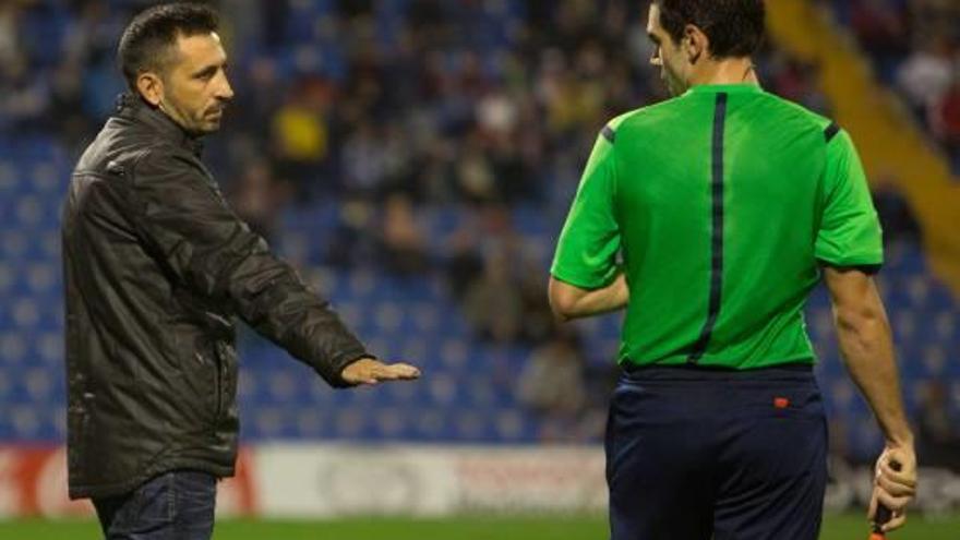 Herrero dialoga con uno de los auxiliares.