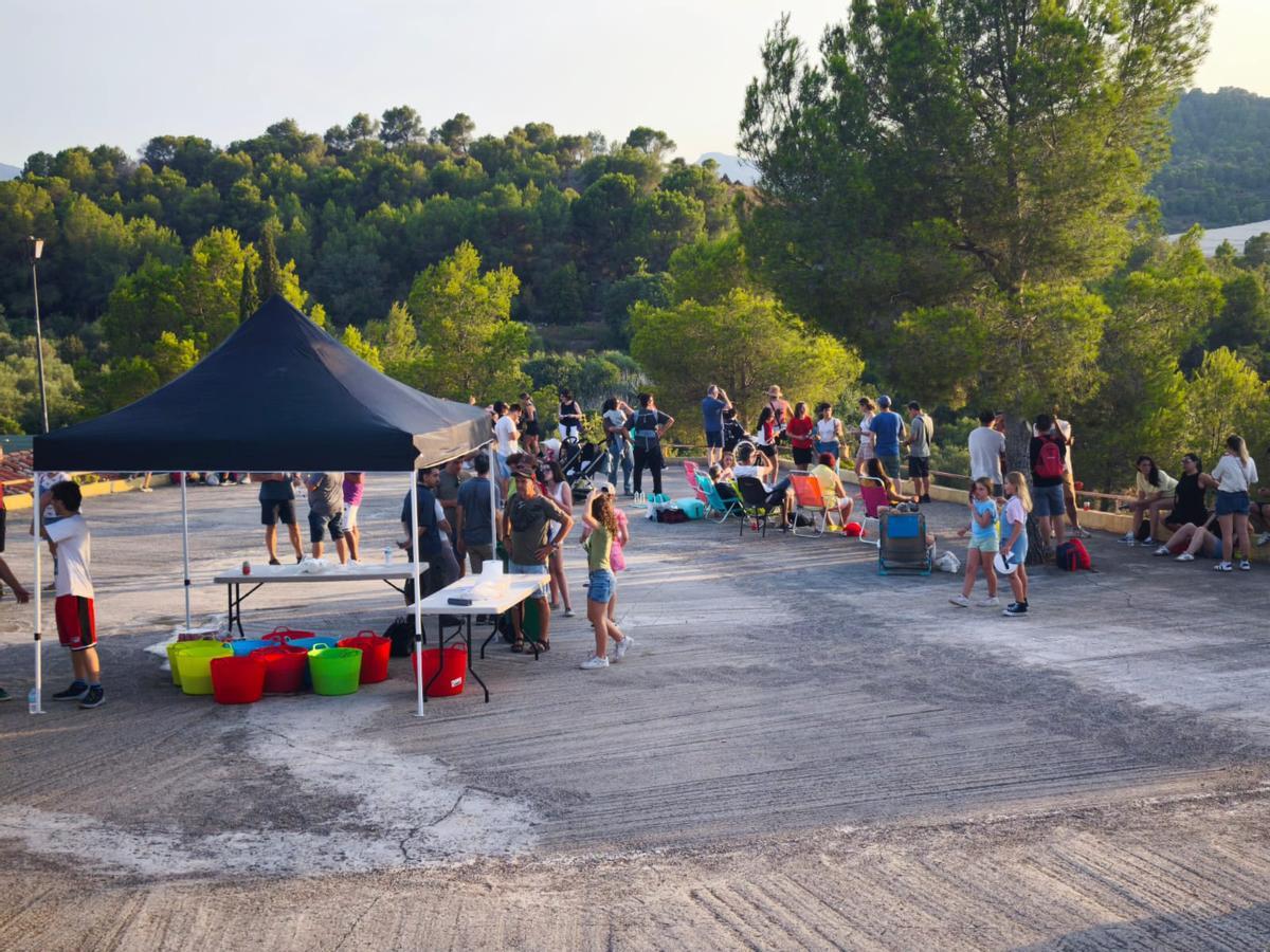 Vecinos y vecinas disfrutando de la jornada en la ermita