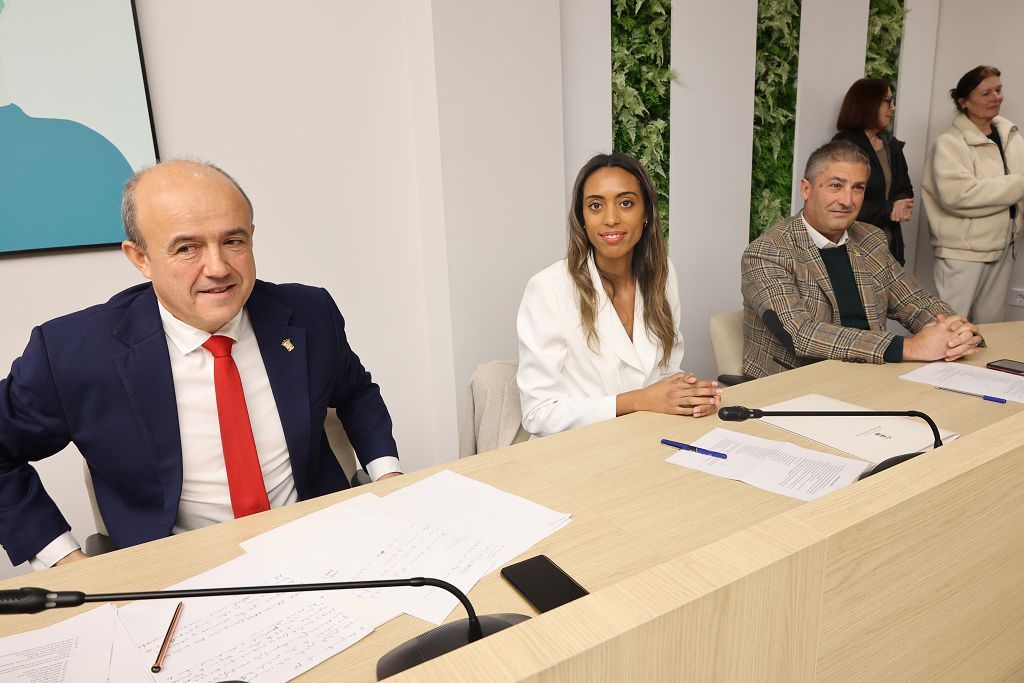 Las imágenes de la moción de censura en Alhama de Murcia