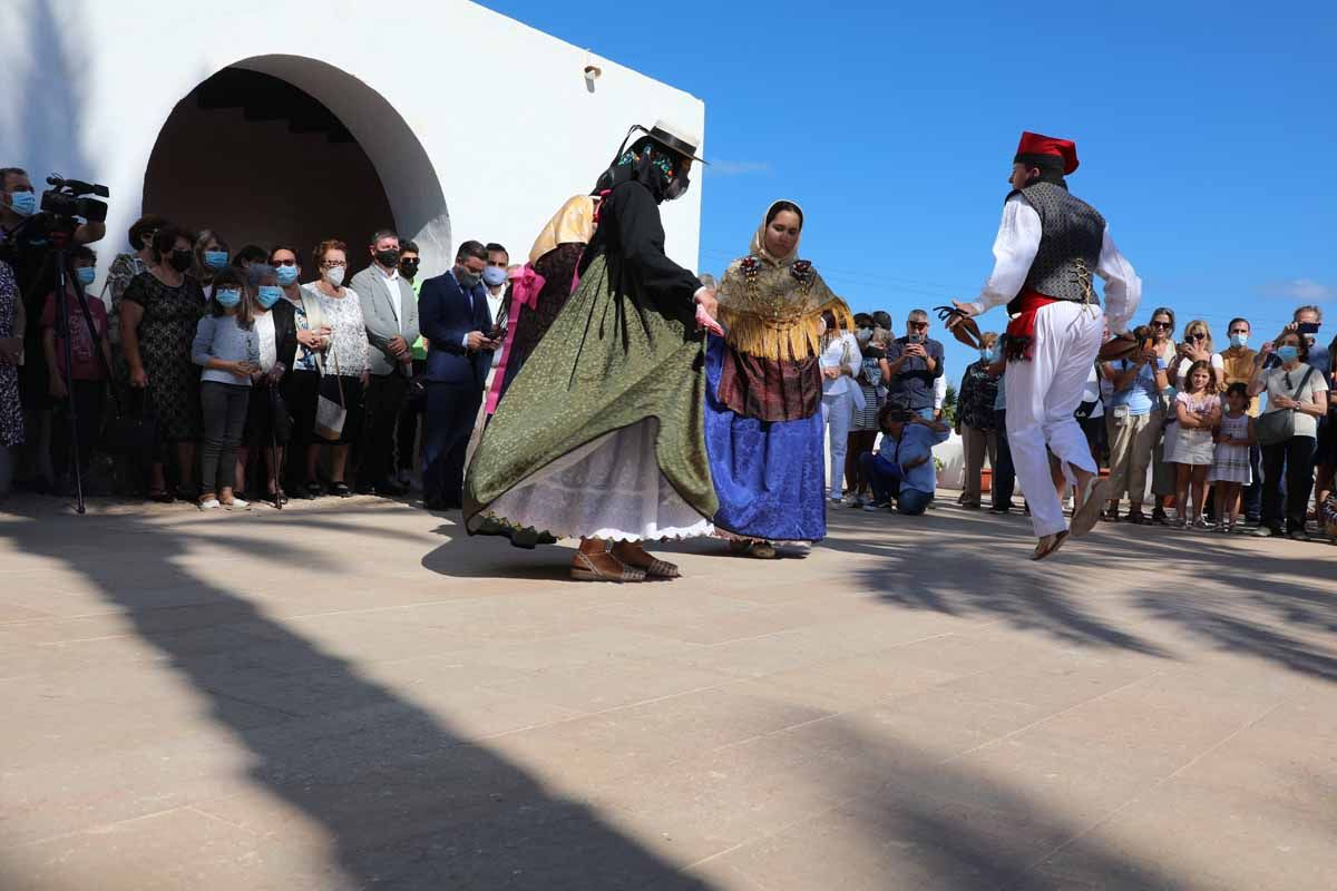 Misa, procesión y 'ball pagès' en el Pilar de la Mola