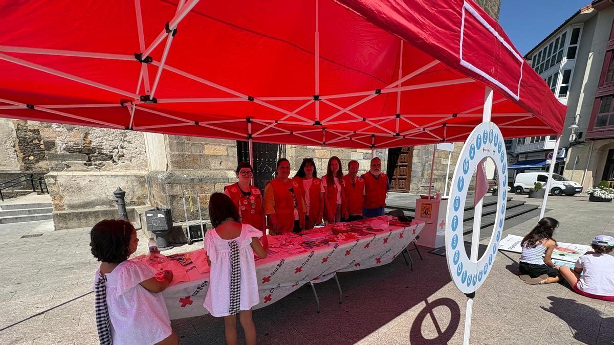 El stand de Cruz Roja en Cangas del Narcea, este jueves.