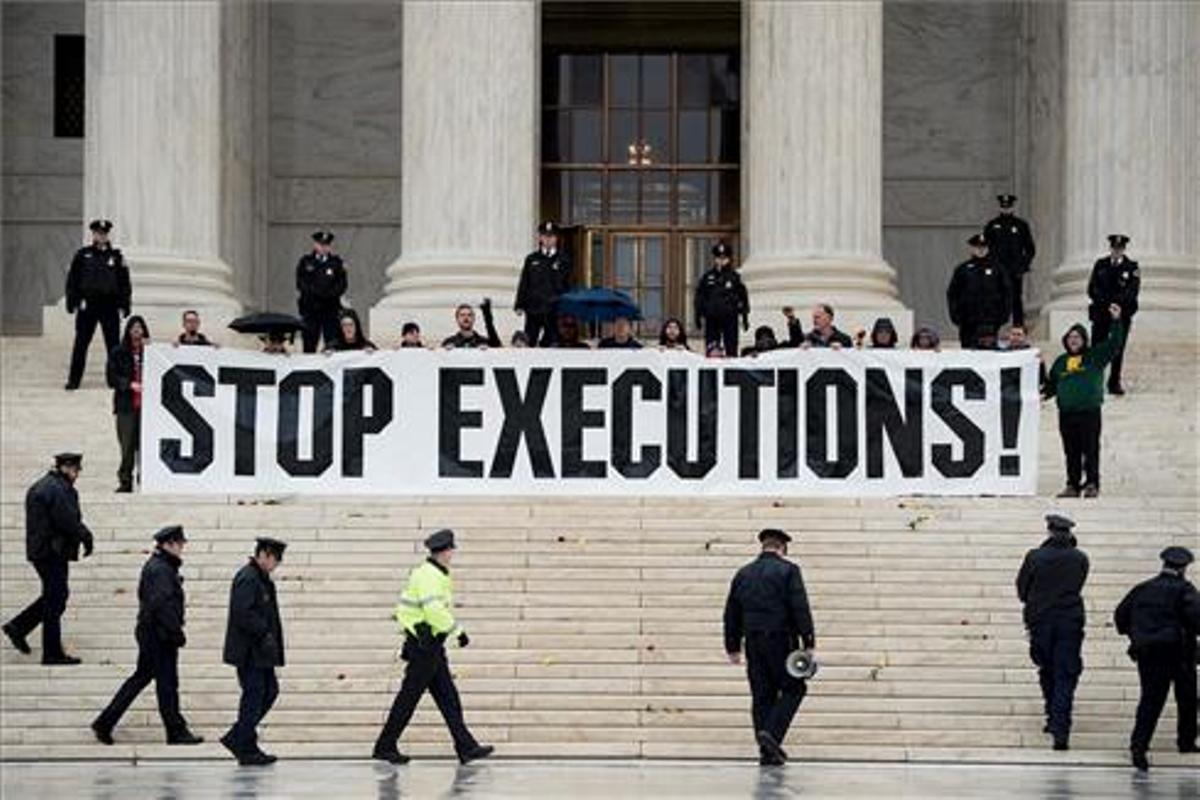 Protesta contra la pena de muerte frente a la Corte Suprema de EEUU.