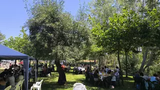 Trabazos inaugura su Verano Cultural con una comida de hermandad