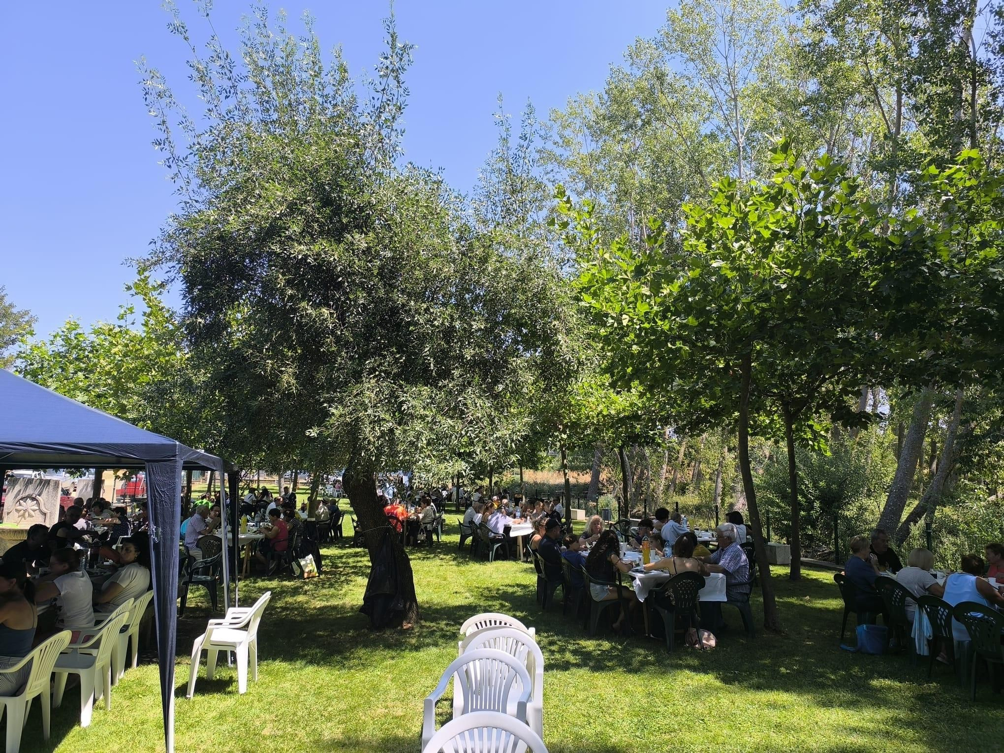 GALERÍA | Una paellada fomenta la hermandad en Trabazos