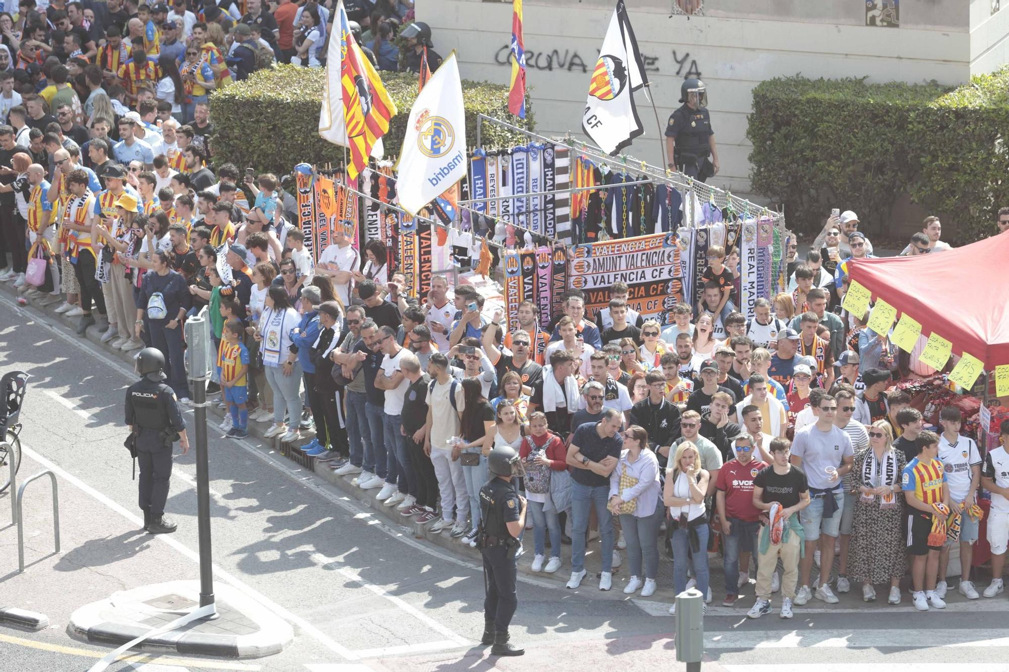 Ambientazo en la llegada de los equipos