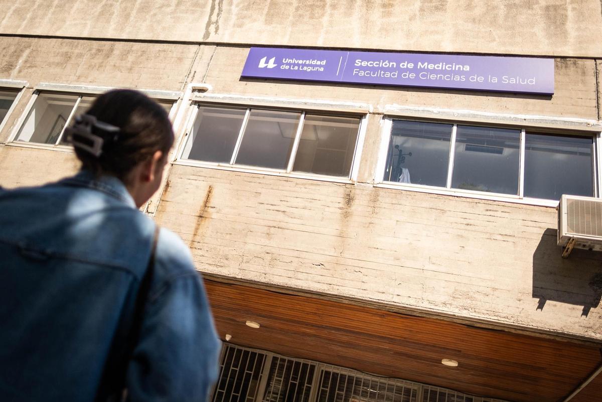 Una alumna entra en la Facultad de Medicina de la ULL