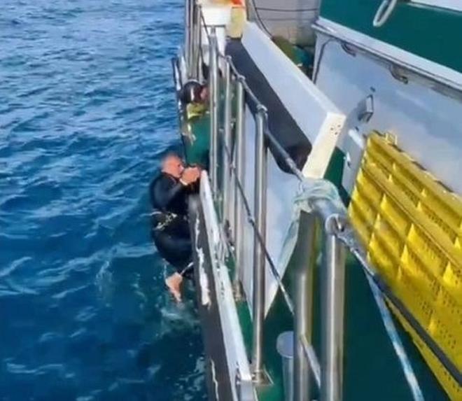 Rescatado un kitersurfista a una milla de la playa de Bogatell tras estar una hora a la deriva
