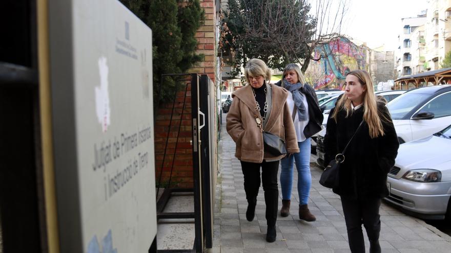 L'exdirectora de la residència de Fiella de Tremp, al centre, entrant a declarar al jutjat de Tremp acompanyada de les seves advocades