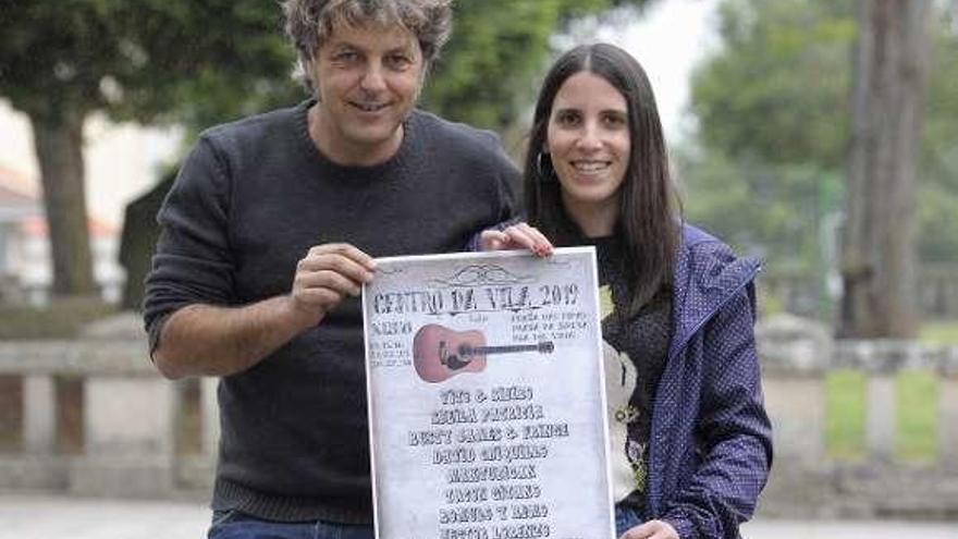 Rodríguez y Peña, ayer, con el cartel de Centro da Vila. // Bernabé/J. Lalín