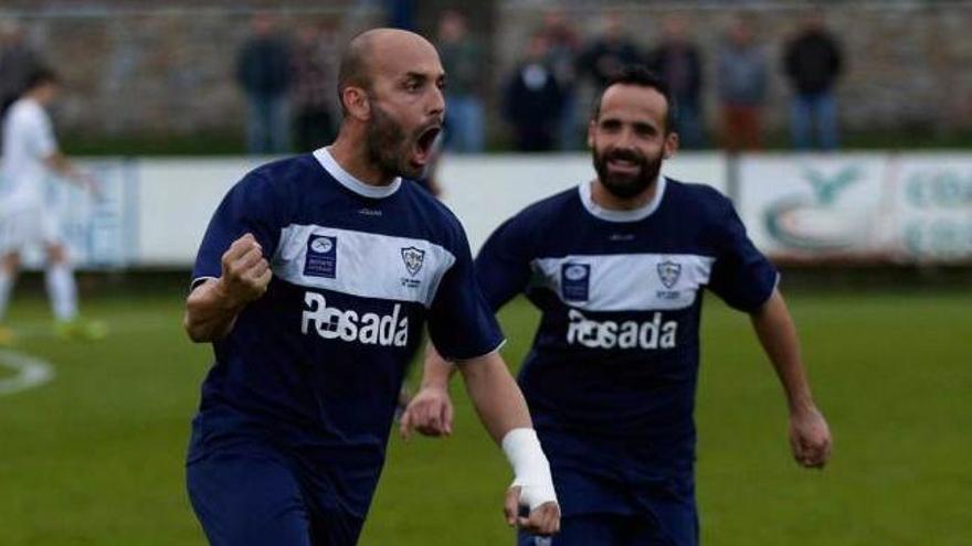 Dani López y Omar Sampedro, goleadores en la ida, celebran el tanto del primero.