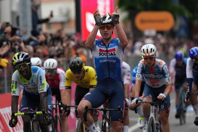 El corredor belga Tim Merlier se ha impuesto al sprint en la tercera etapa del Giro de Italia de 2024.