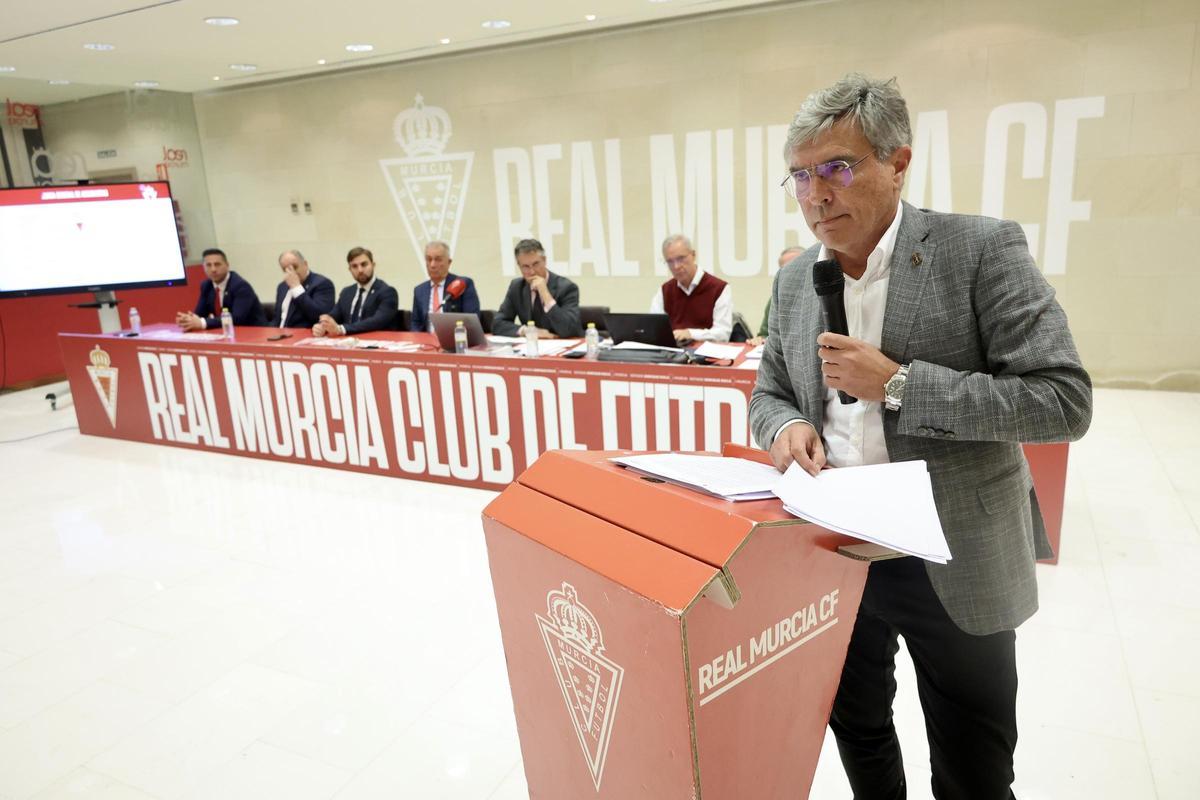 Higinio Pérez, abogado del Real Murcia, se dirige a los accionistas del club.