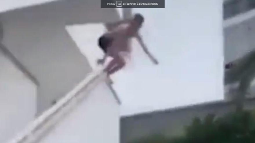 Delatat per un vídeo un turista que feia &#039;balconing&#039; i intentava culpar l&#039;hotel de la caiguda