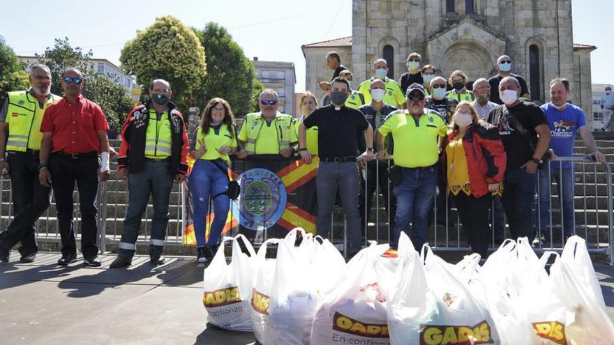 Donación de alimentos de Motoristas Unidos a Cáritas Lalín. |   // BERNABÉ/J.L.