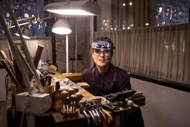 Así es el taller de joyería arqueológica de Assumpta Bou