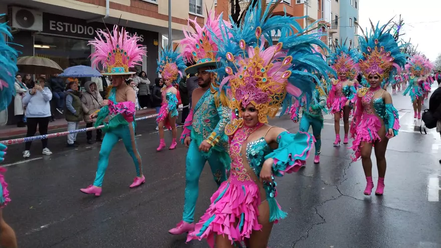 Carnaval en Navalmoral: así ha sido el desfile de comparsas y carrozas