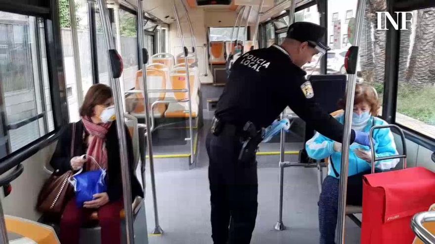 Reparto "mascarilla a mascarilla" en Elche desde las 7 de la mañana