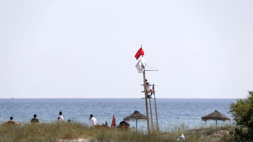 Bandera roja en la playa de El Saler