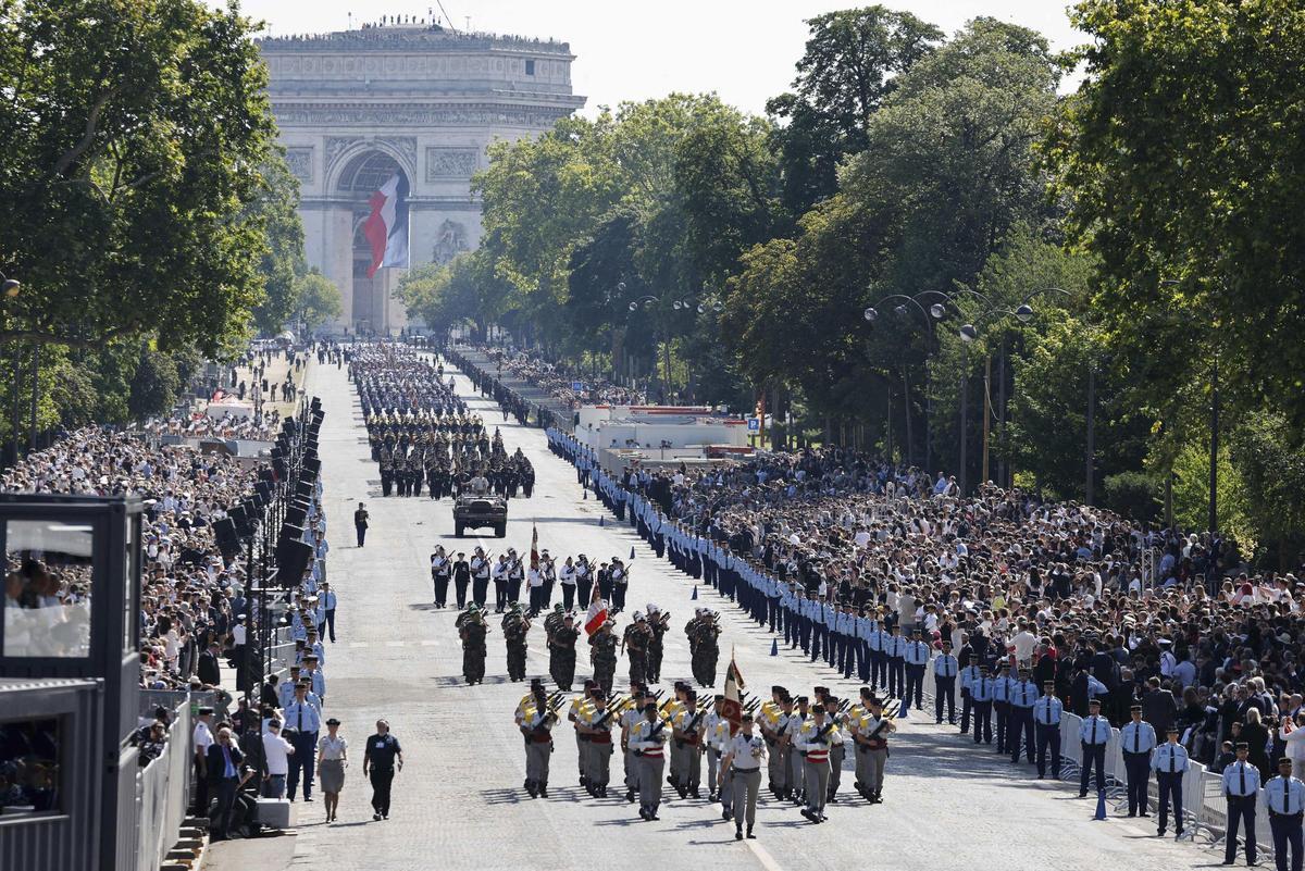 París brilla con la llama olímpica en el desfile del Día de la Bastilla