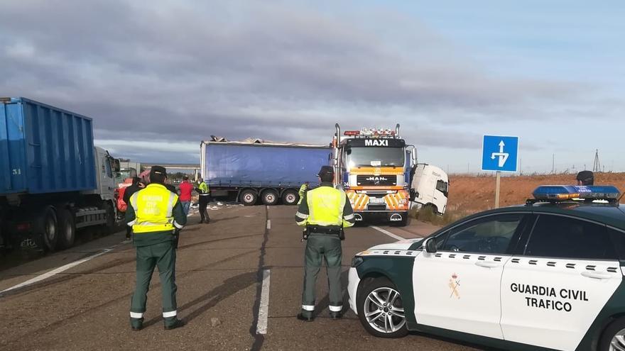 Cuatro heridos, entre ellos, una niña de tres años, en un aparatoso accidente en Villalpando