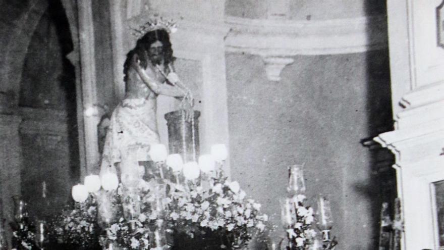 El primitivo Cristo de los Gitanos, en una imagen sin fechar. f archivo agrupación de cofradías El actual titular de la cofradía, la particular versión que en 1942 Juan Vargas Cortes hizo de la imagen desaparecida, el Lunes Santo de 2017.