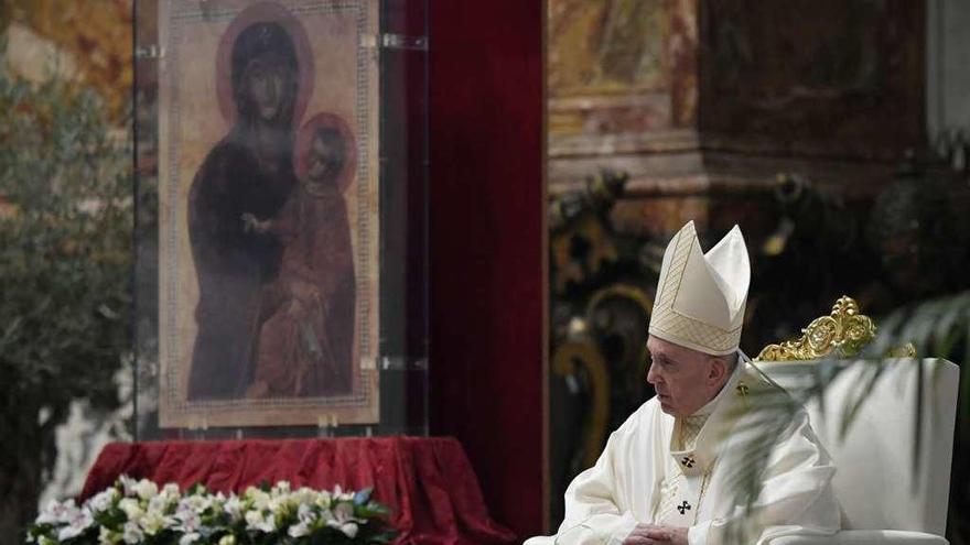 El Papa Francisco, ayer, durante la misa de Jueves Santo en la basílica de San Pedro.