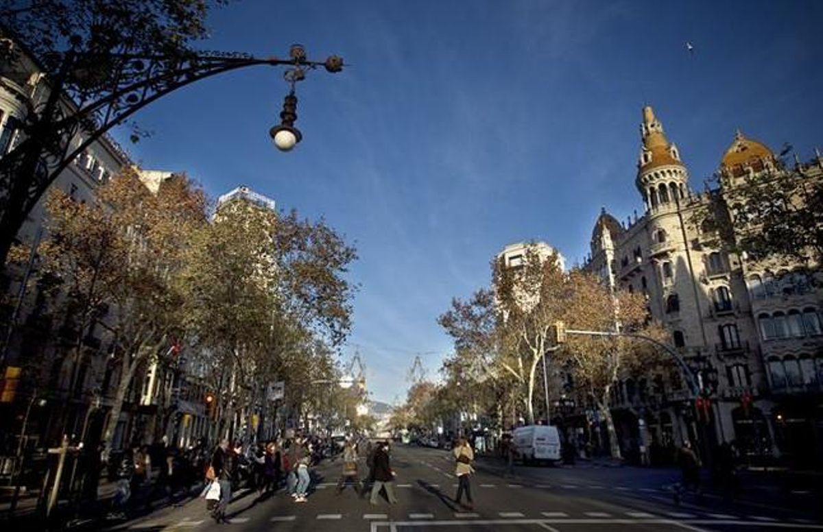 Turistes al passeig de Gràcia. Turistes al passeig de Gràcia.
