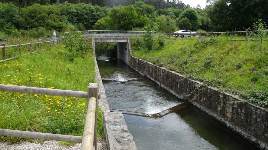 Aliviadero del lago de As Encrobas hacia el río Barcés, que desemboca en Cecebre. |   // LA OPINIÓN