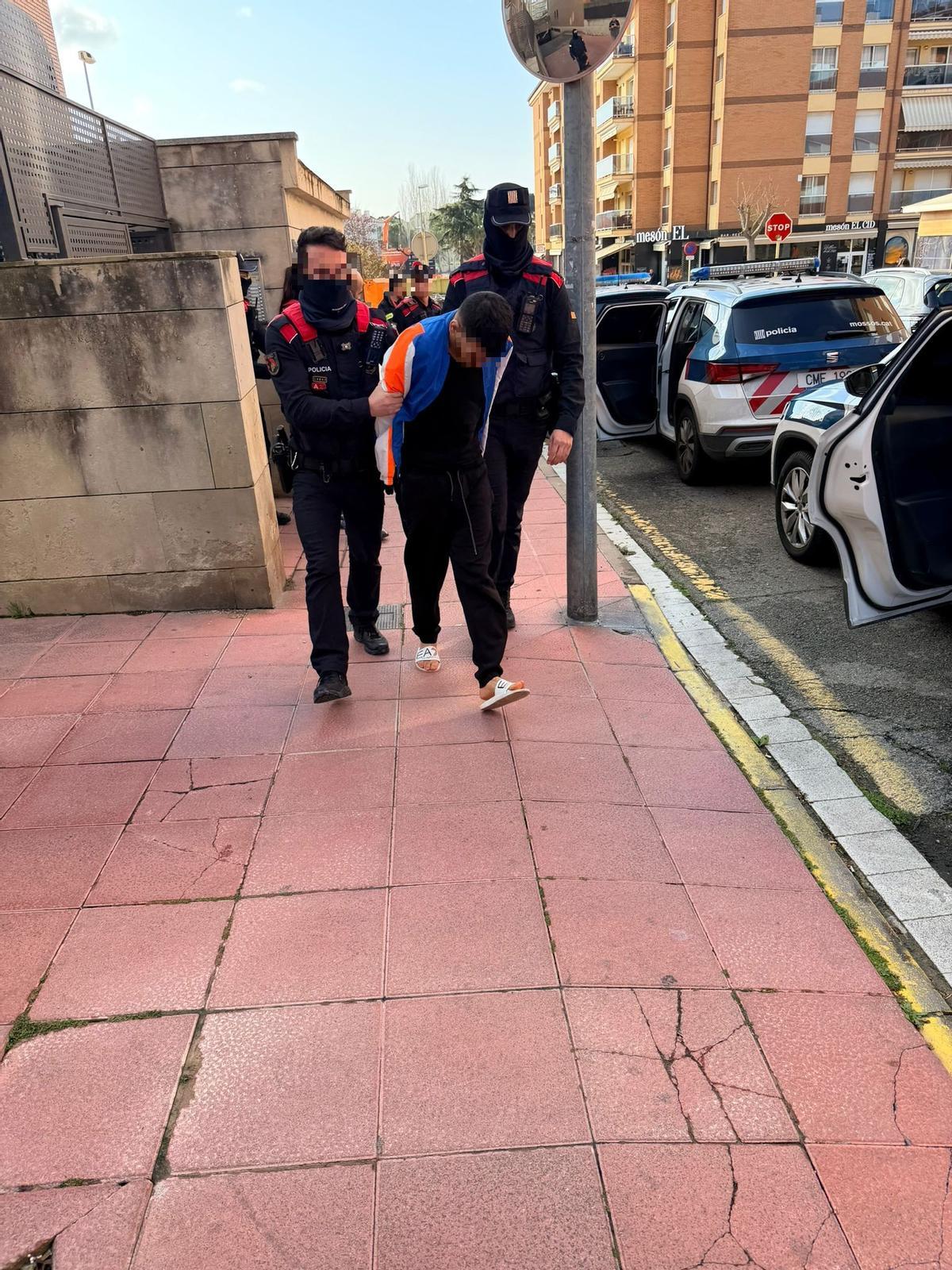Les imatges de l'operatiu contra una banda internacional de tràfic d’armes i drogues