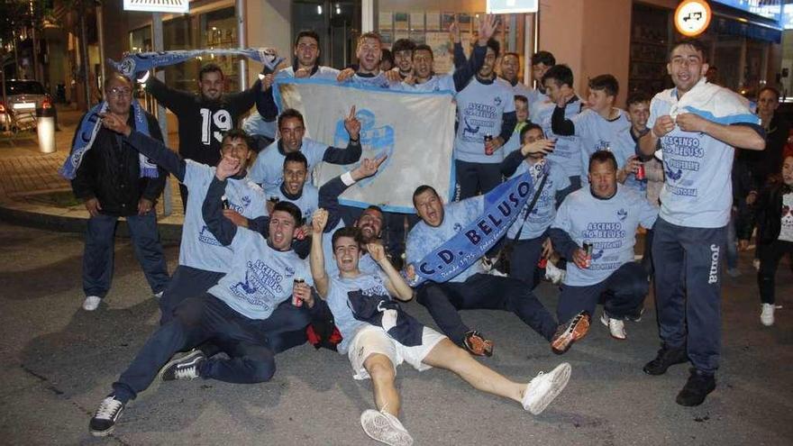 Jugadores y miembros del club en plena celebración en las calles de Bueu. // Santos Álvarez