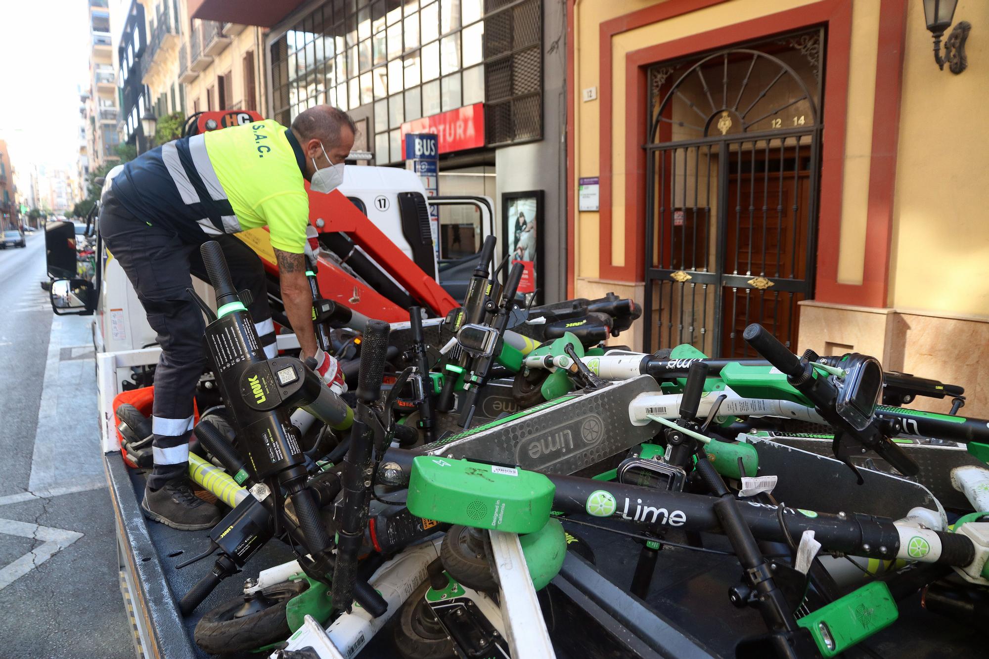 La grúa de Málaga ya se lleva los patinetes y bicicletas mal aparcados