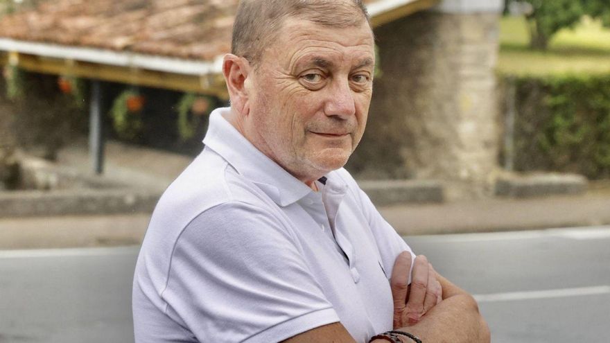 Miguel Llanos, en el exterior de la sede de «Les Caseríes», en Leorio. | MARCOS LEÓN