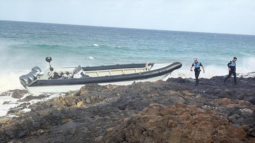 Detenidos cuatro ocupantes de una neumática que encalló en Lanzarote tras arrojar paquetes al mar