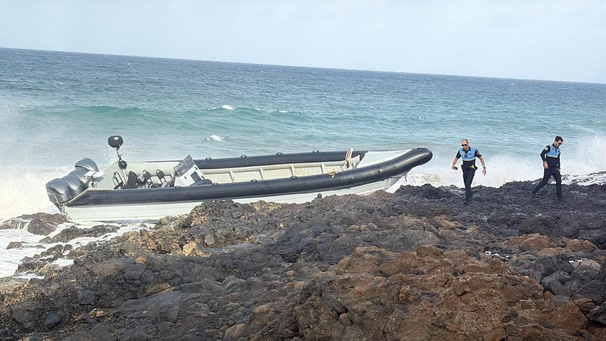 Detenidos cuatro ocupantes de una neumática que encalló en Lanzarote tras arrojar paquetes al mar