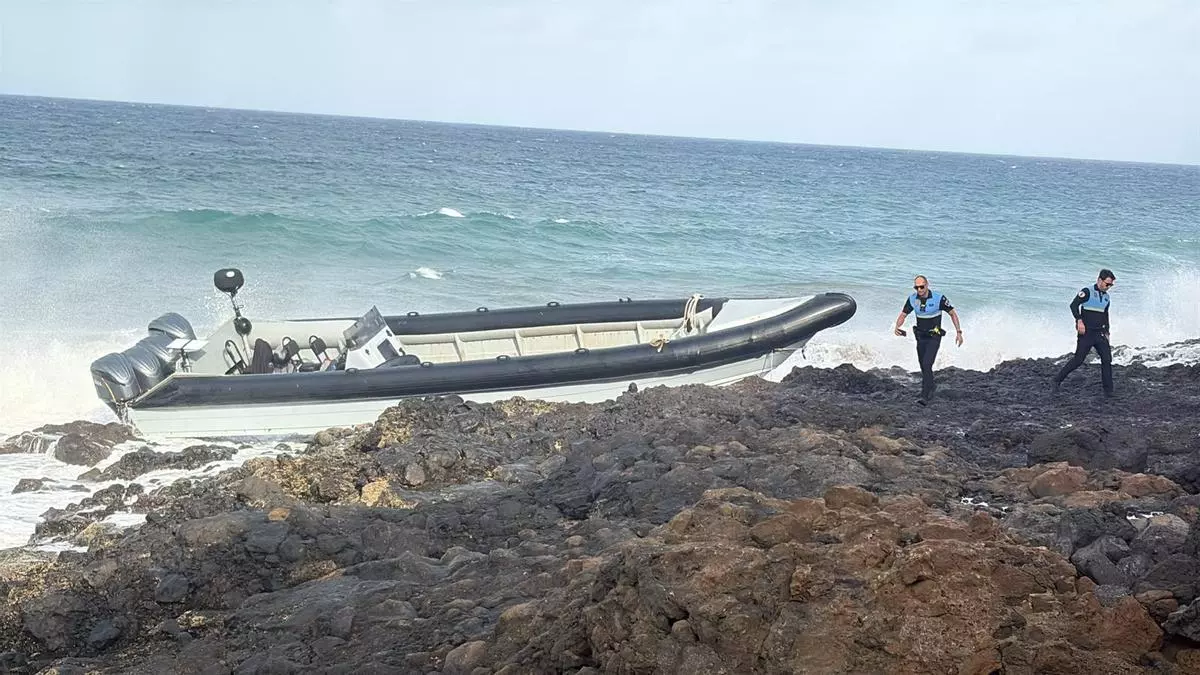 Detenidos cuatro ocupantes de una neumática que encalló en Lanzarote tras arrojar paquetes al mar