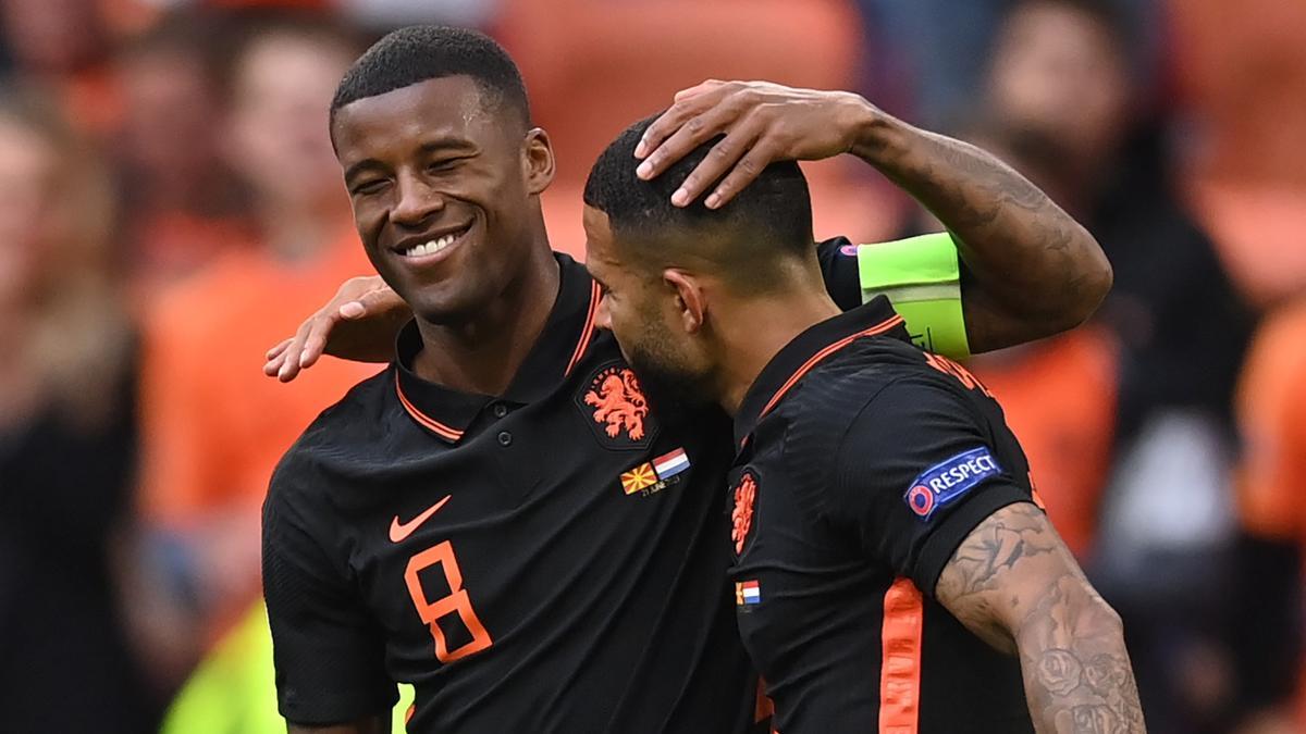 Depay felicita a Wijnaldum tras marcar el centrocampista su segundo gol ante Macedonia del Norte.