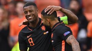 Depay felicita a Wijnaldum tras marcar el centrocampista su segundo gol ante Macedonia del Norte.