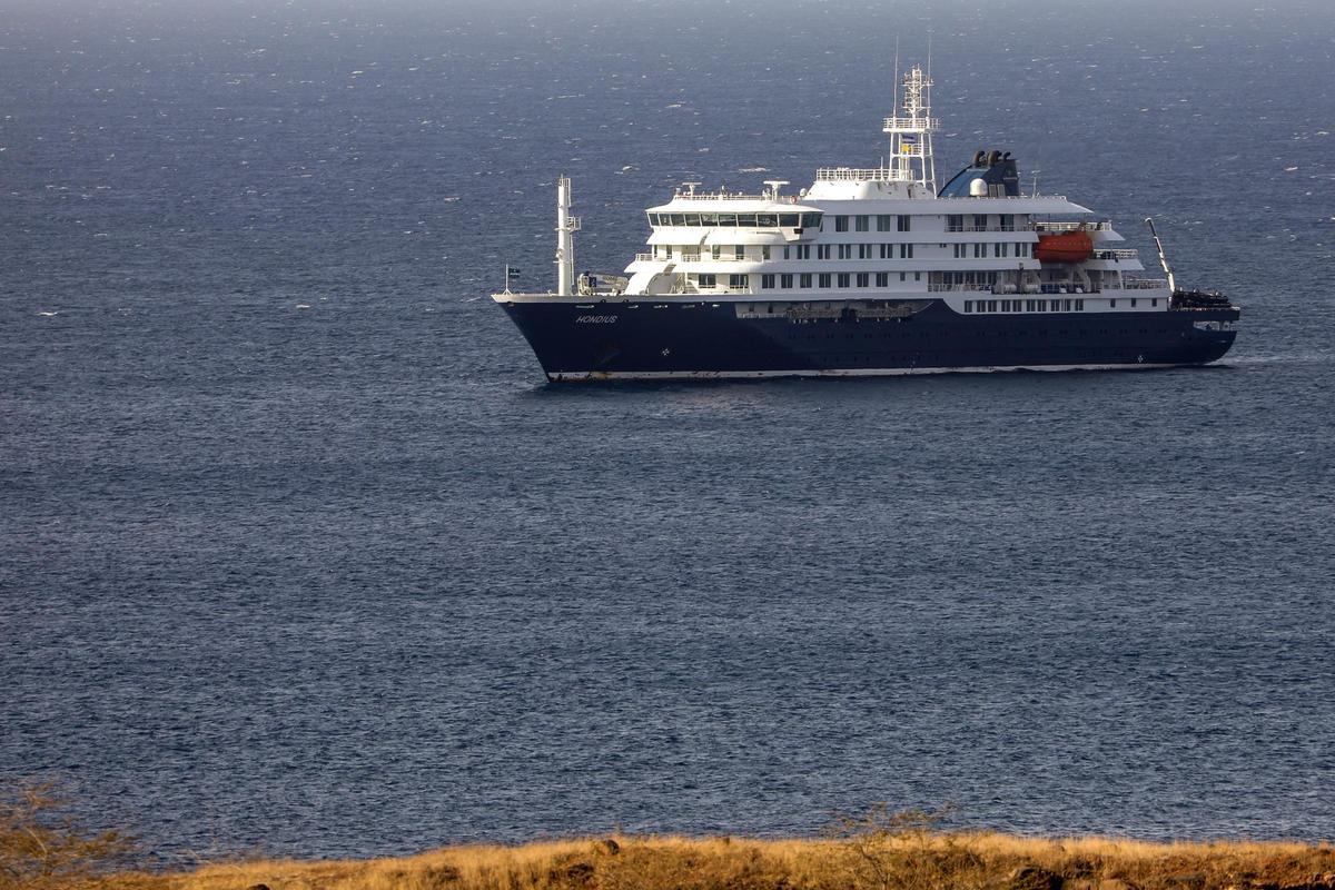 Catorce españoles en el crucero afectado con hantavirus, que podría recalar en Canarias
