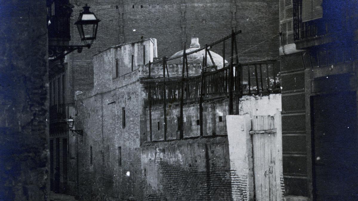 La fachada de la antigua capilla del Cementerio de Gràcia, en 1952.