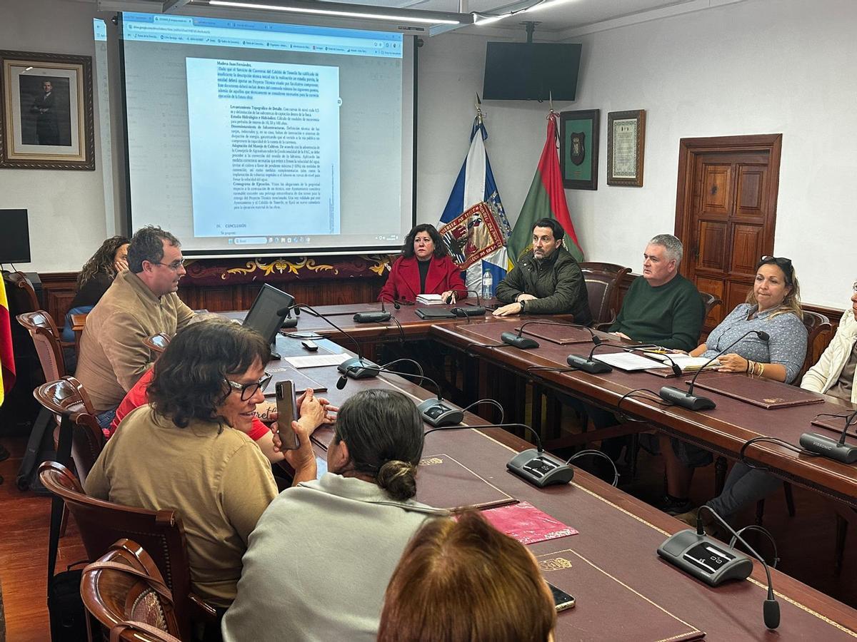Momento de la reunión entre el grupo de gobierno de Tacoronte y representantes vecinales de El Pris