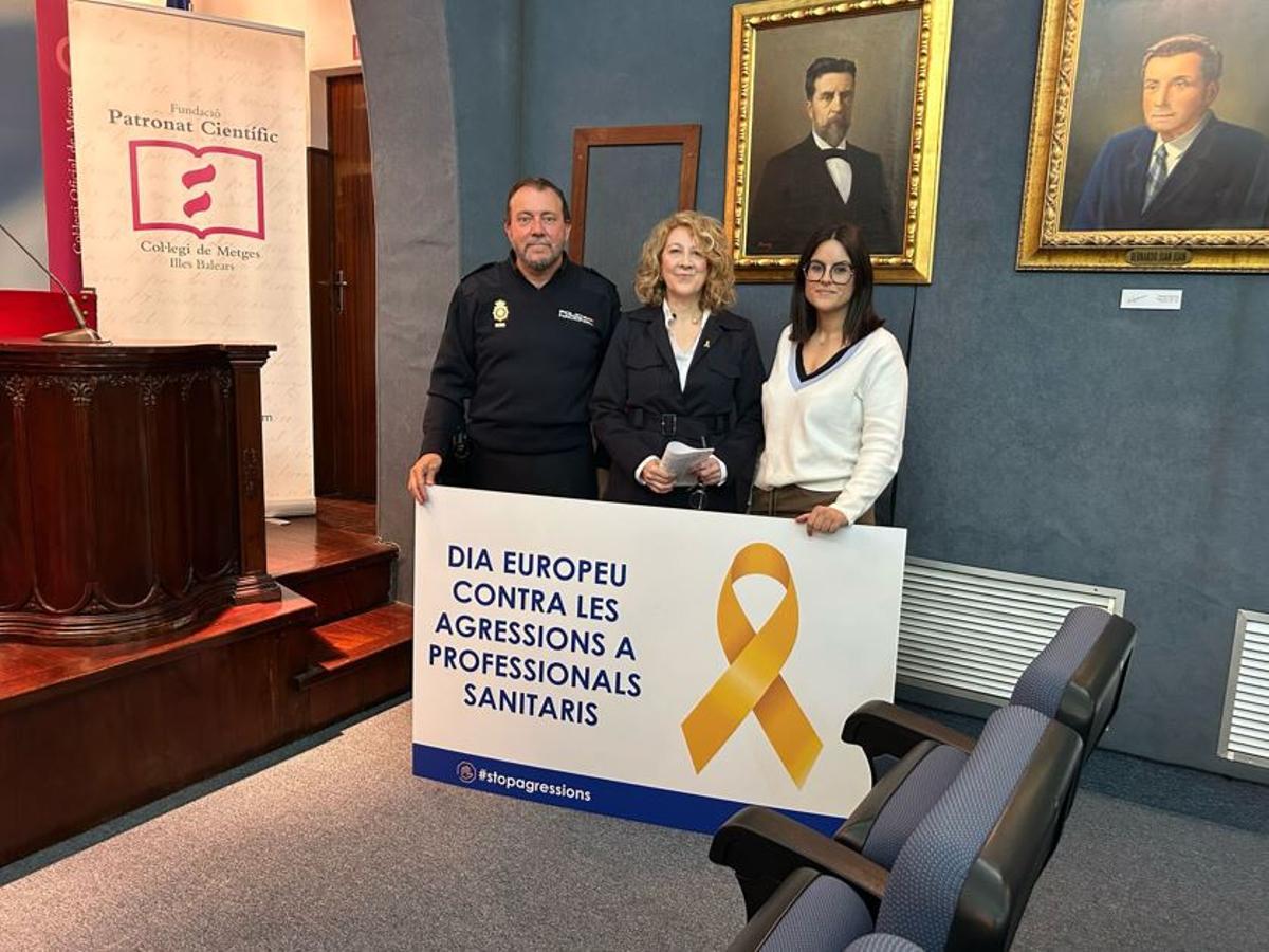 Alfredo Rodríguez, Rosa Robles y Marian Fuster, este jueves en la sede del Colegio de Médicos de Baleares.