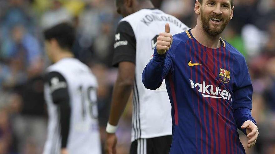 Messi hace un gesto de complicidad con un compañero durante el partido de ayer. // Efe